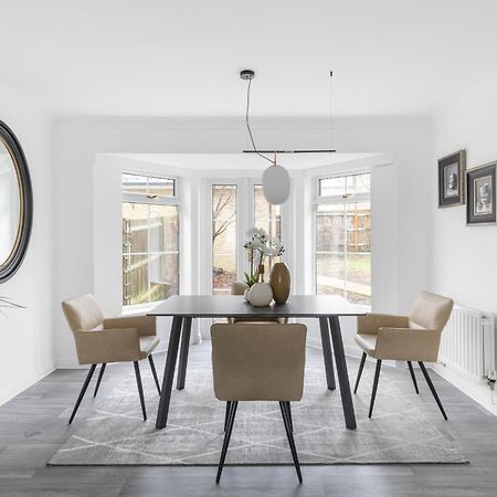 Luxurious 3 Bed House With Free Parking, Close To The Train Station & Town ブレインツリー エクステリア 写真