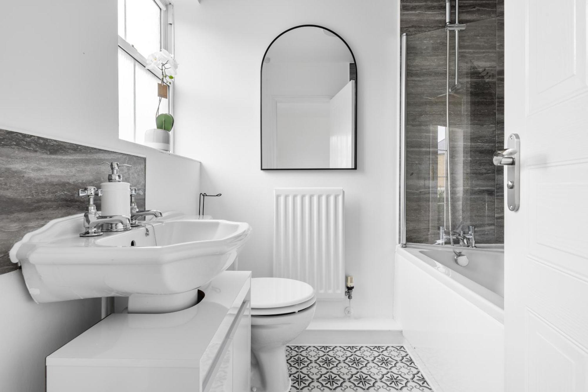 Luxurious 3 Bed House With Free Parking, Close To The Train Station & Town ブレインツリー エクステリア 写真